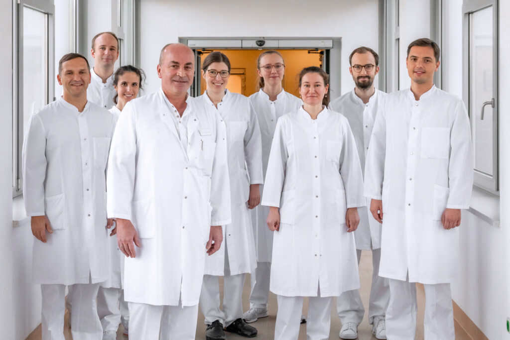 Das Team des Kopf-Hals-Turmorzentrums der Sana Kliniken Leipziger Land mit Chefarzt Prof. Dr. med. Thomas Wilhelm und Leitender Oberarzt Dr. med. Petar Stanković