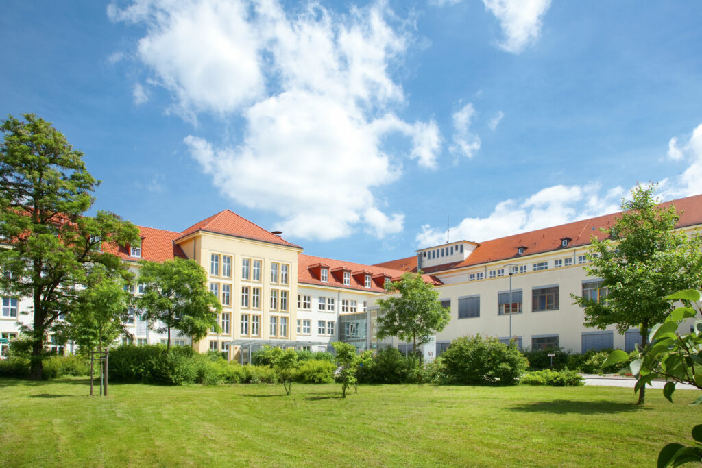 Außenanlage des Sana Klinikums in Borna