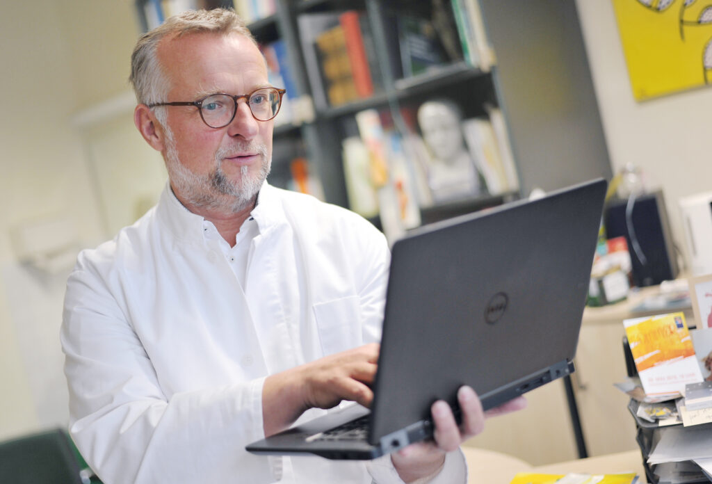 Dr. Alexander Reinshagen, Chefarzt der Klinik für Neurologie arbeitet am Laptop