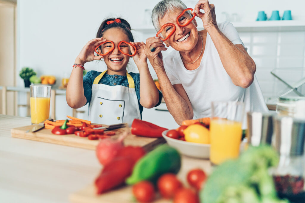 Oma und Enkel kochen gemeinsam ein vegetarisches Essen