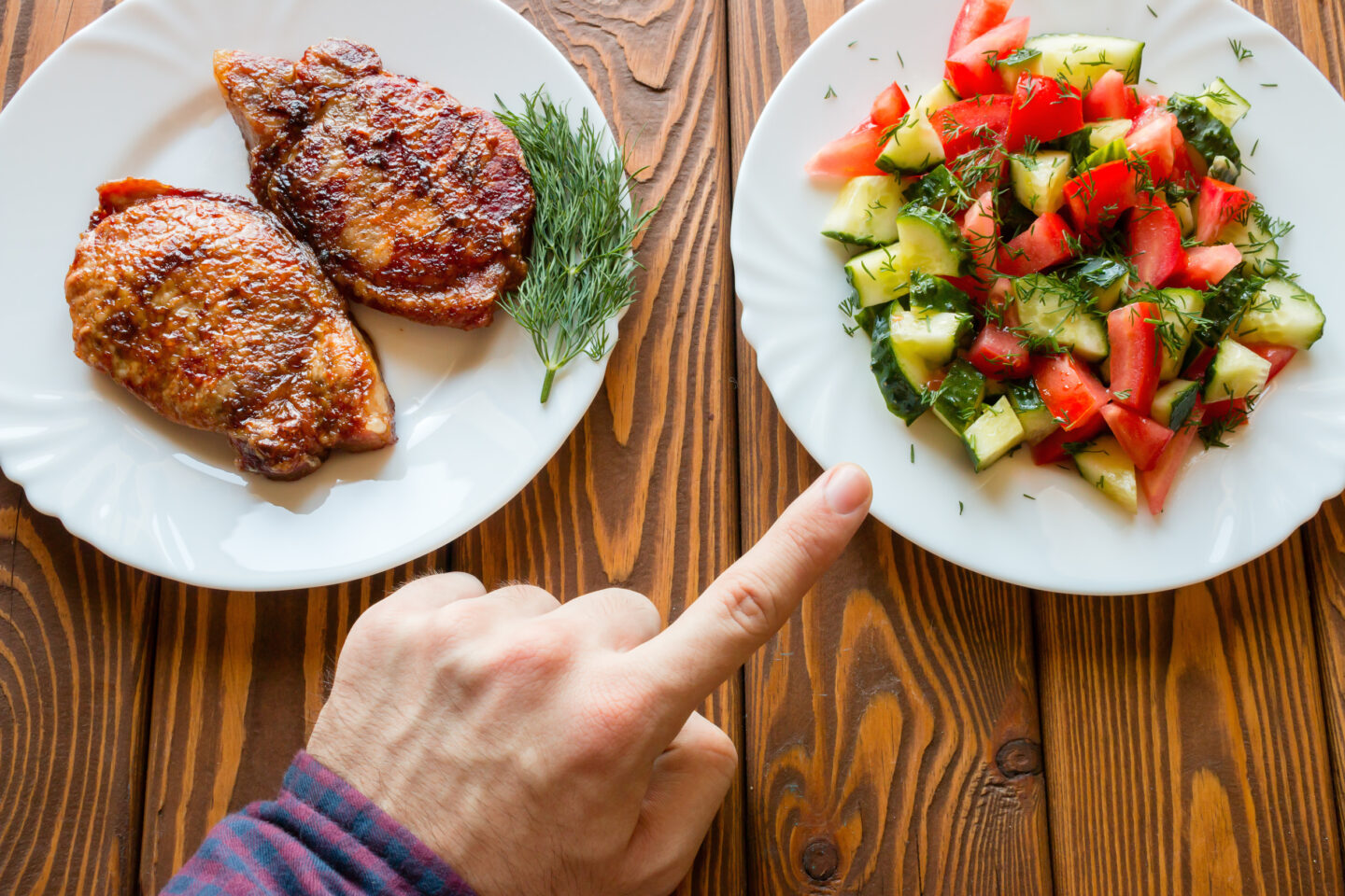 Mann wählt lieber ein vegetarisches Essen wählen als Fleisch