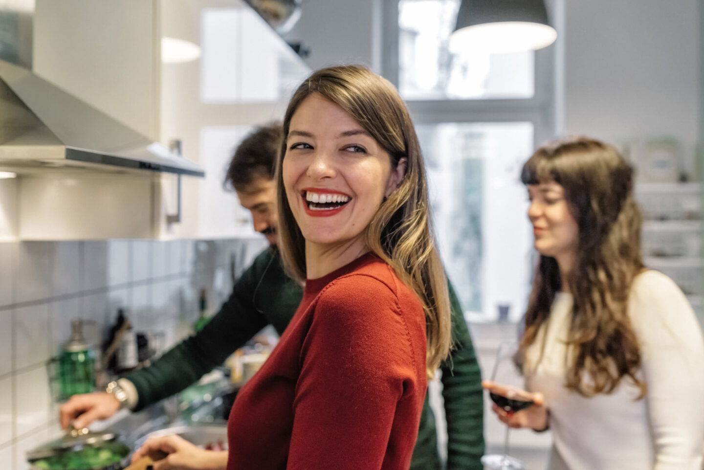 Lachende Menschen beim Kochen vom Weihnachtsessen