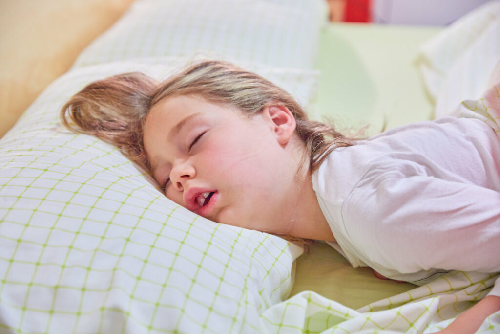 Kinder liegt schnarchend im Bett