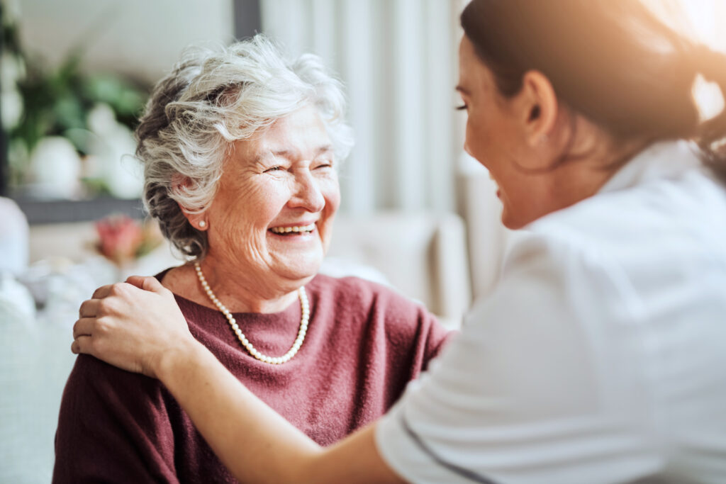 Pflegeschwester im Gespräch mit einer Patienten in den Sana Kliniken Leipziger Land