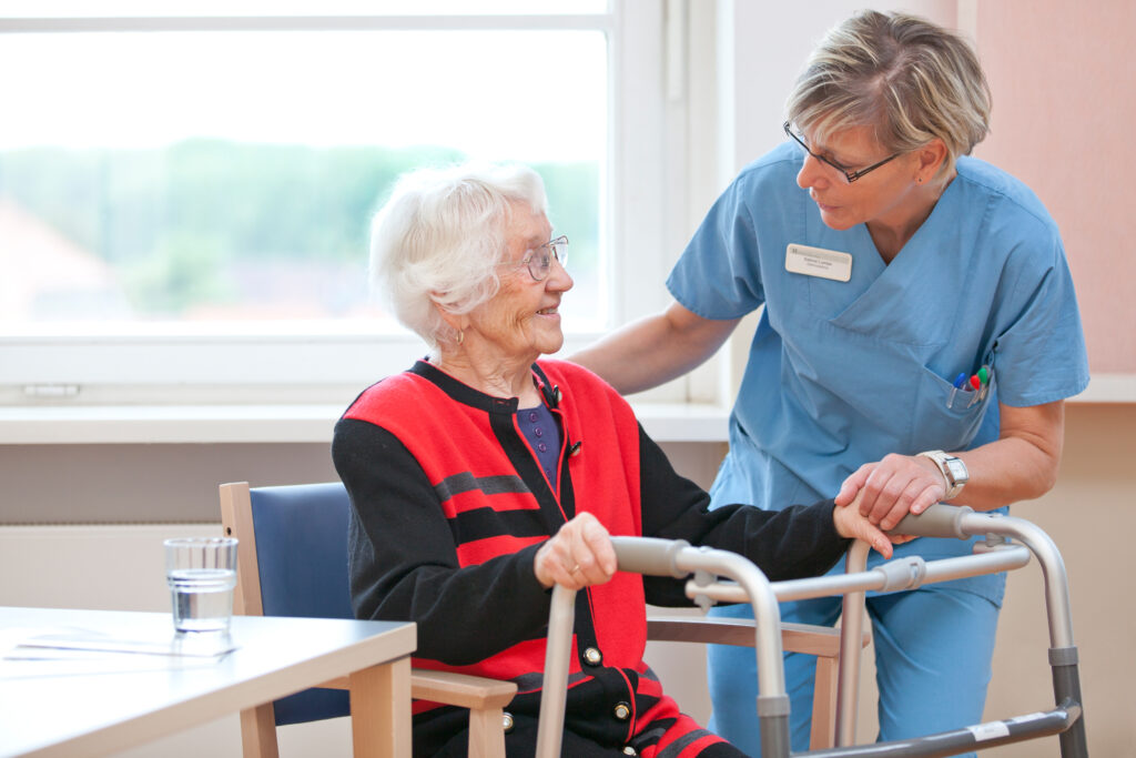 Ältere Dame im Gespräche mit dem Pflegepersonal im Sana Klinikum Borna