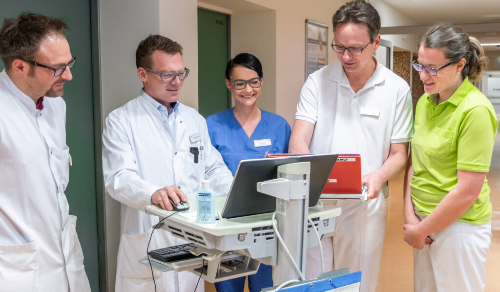 Ärzte bei der Visite im Sana Klinikum Leipziger Land