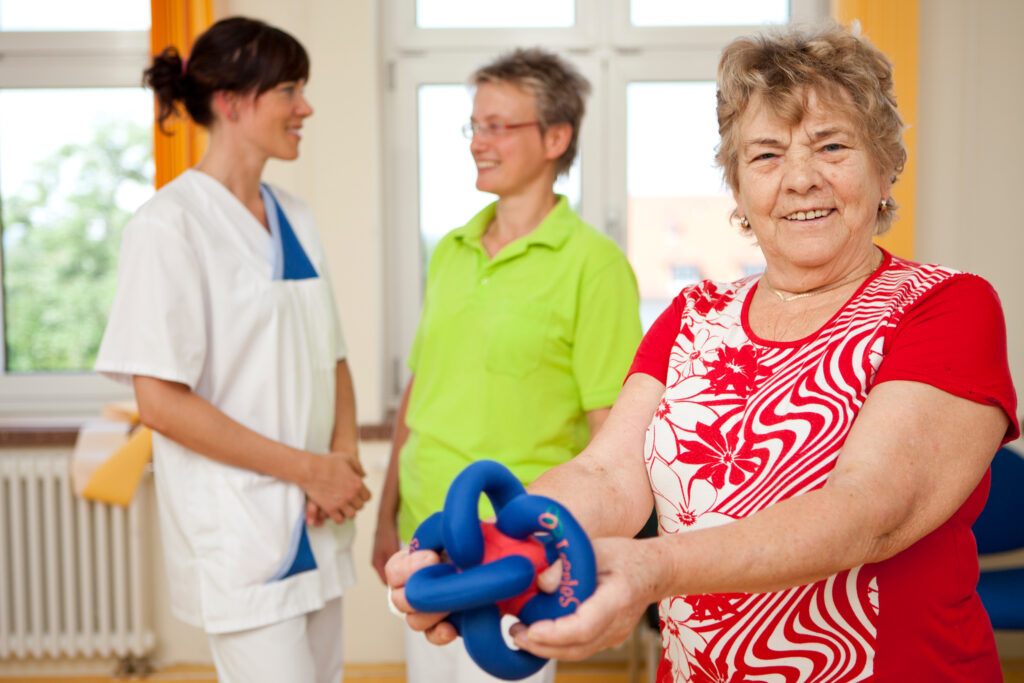 Ältere Frau bei der Ergotherapie im Sana Klinikum Leipziger Land