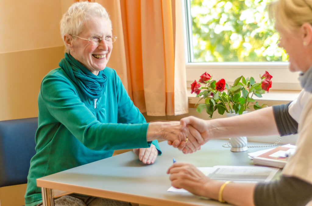 Gespräch zwischen Pflegeschwester und Patientin mit Demenzerkrankung