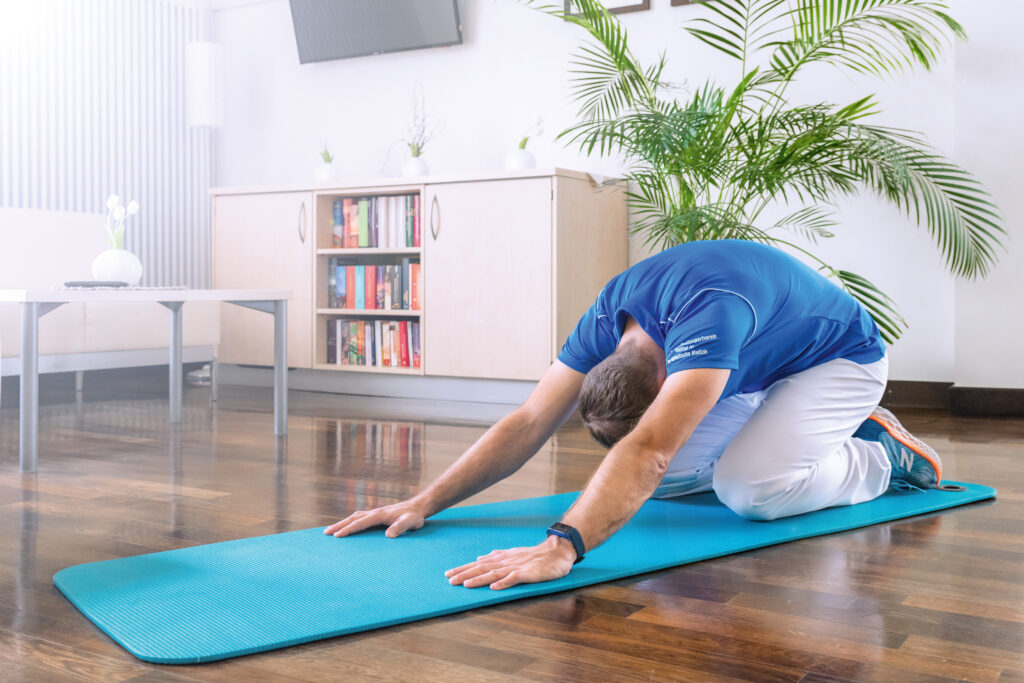 Mann beim Rückentraining zu Hause auf einer Fitnessmatte