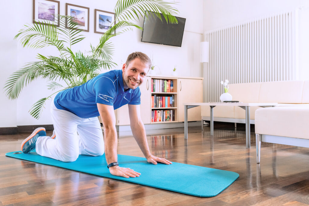 Mann beim Rückentraining zu Hause auf einer Fitnessmatte