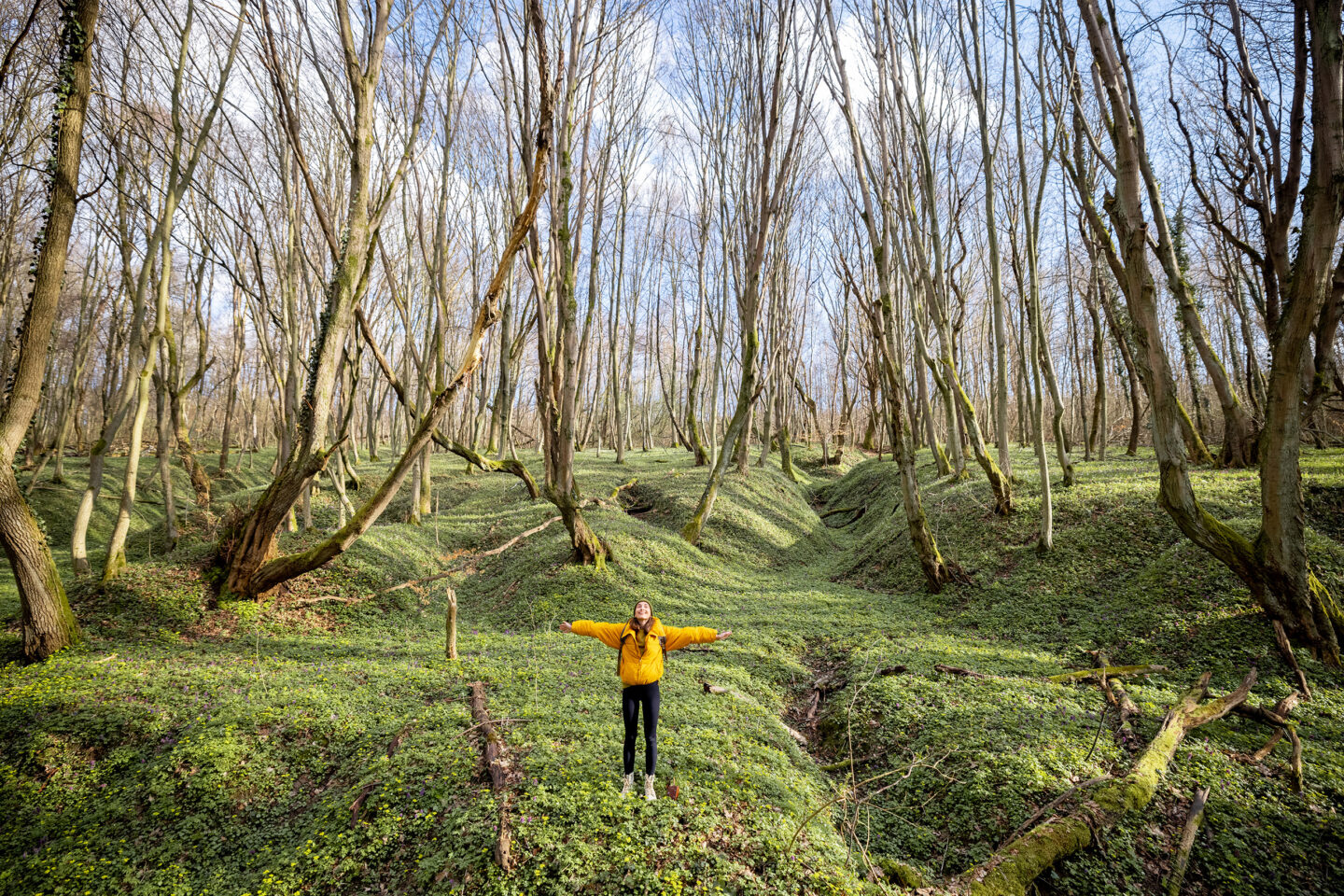 Junge Frau beim Waldbaden