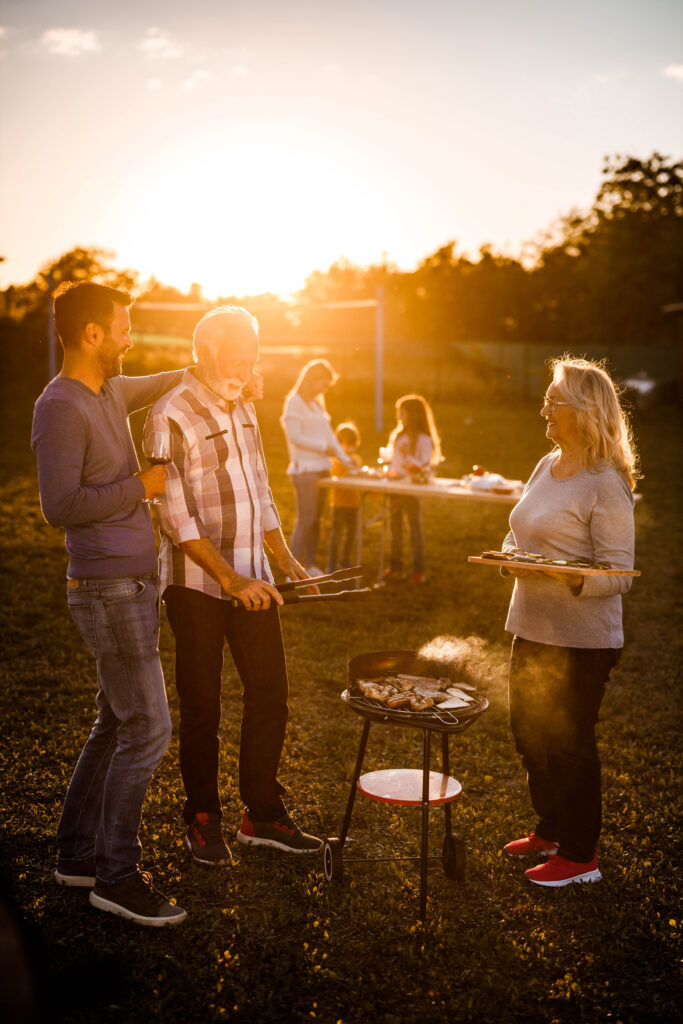 Familie beim Frühlings-Grillen im Garten