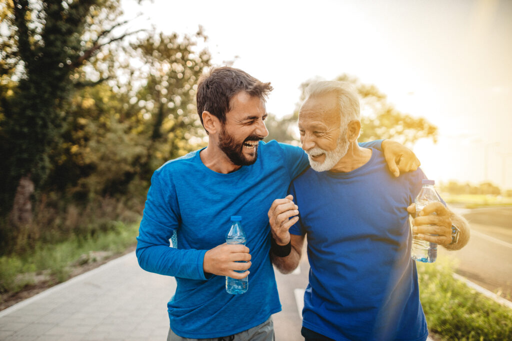 Zwei Männer beim Training unter freiem Himmel, Gesundheitsvorsorge