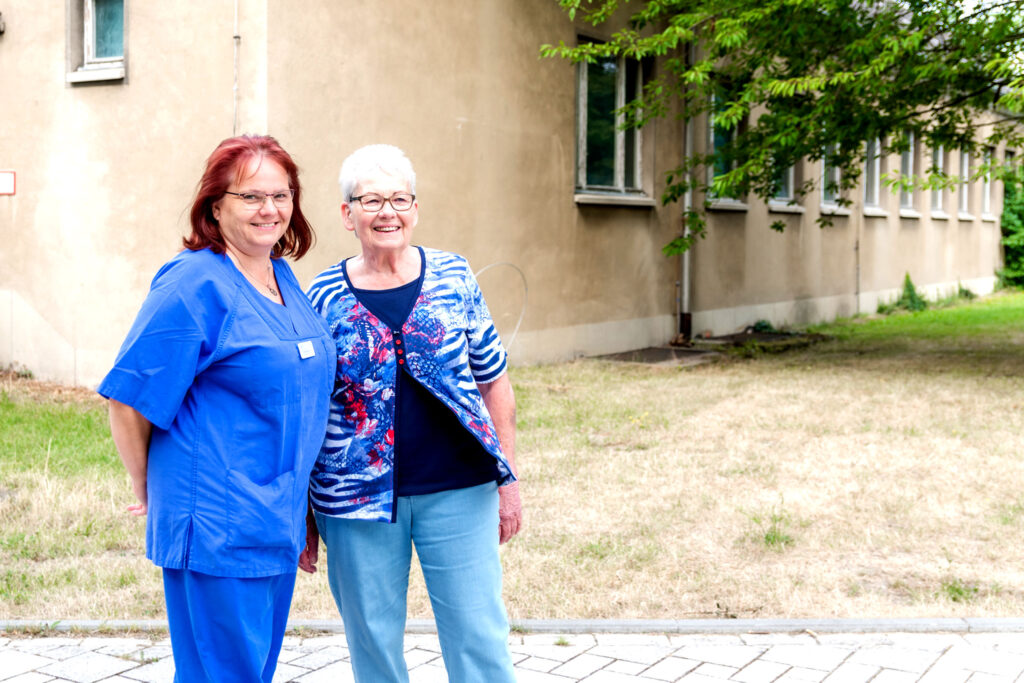 Portrait Grit Bundesmann und Christel Sachse, ehemalige und aktuelle Hebamme im Sana Klinikum Borna