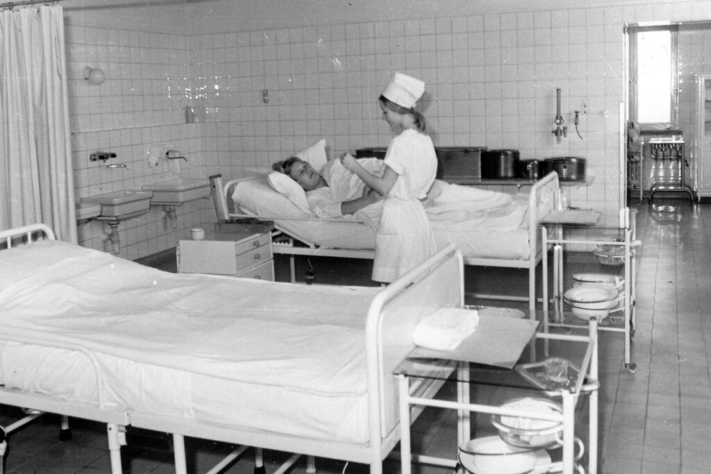 Hebamme am Sana Klinikum Borna und Gebärende im Kreißsaal | Historische Aufnahme aus den 60er Jahren