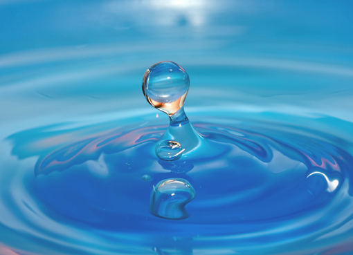 Tropfen, der auf eine Wasserfläche fällt als Symbolbild zum Thema Inkontinenz