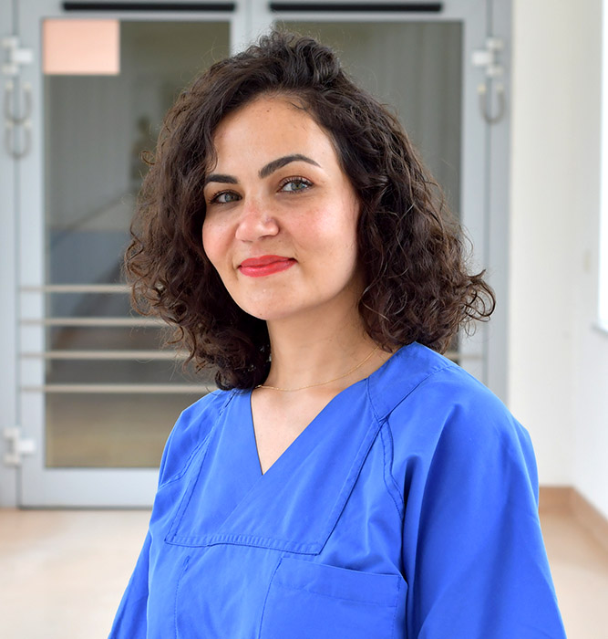 Das Bild zeigt Frau Dr. Hadeel Brockmeier, Oberärztin am Gefäßmedizin des Sana Klinikums Borna im Portrait