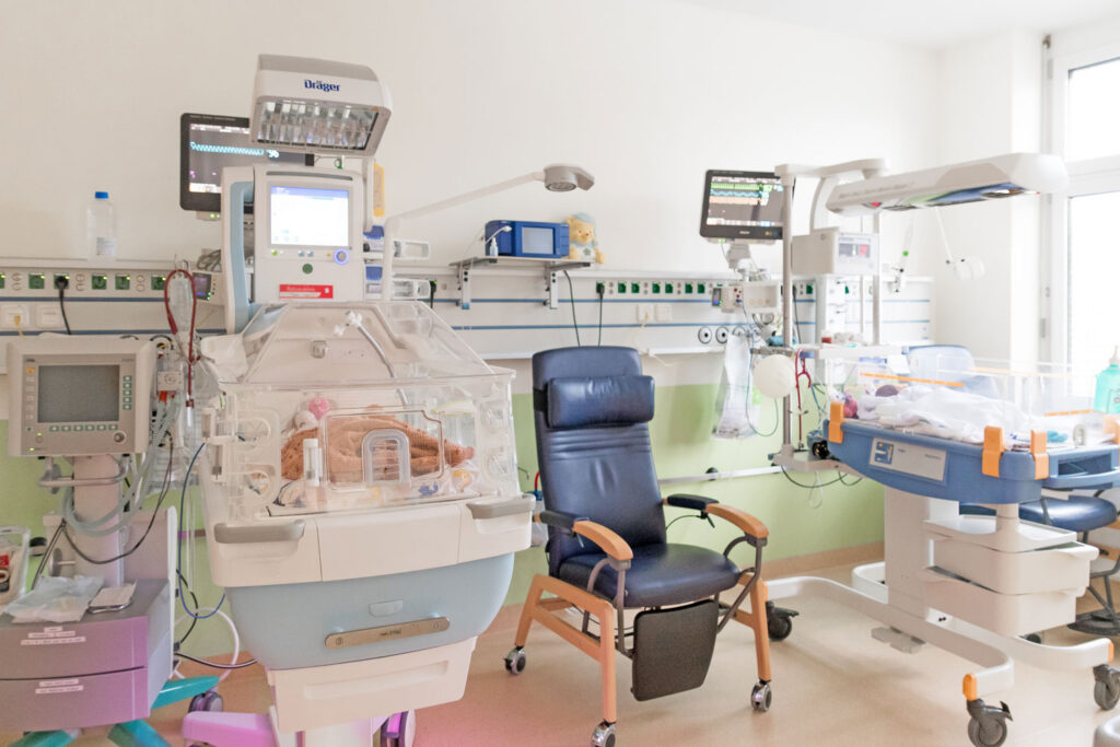 Einblicke in ein Behandlungszimmer auf der Neugeborenen-Intensivstation mit modernster Technik und Inkubatoren.