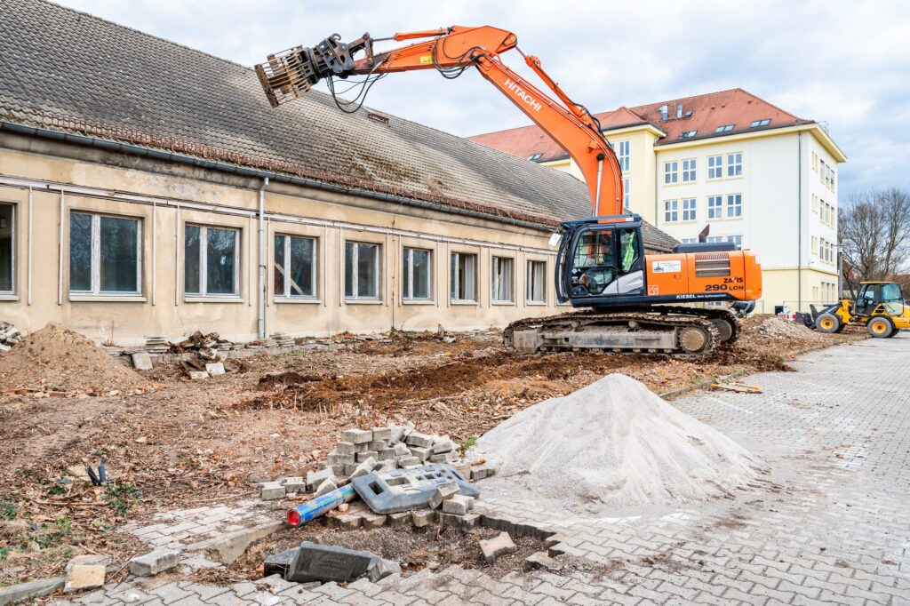 Bagger beginnt mit Abriss des ehemaligen Frühchenhauses