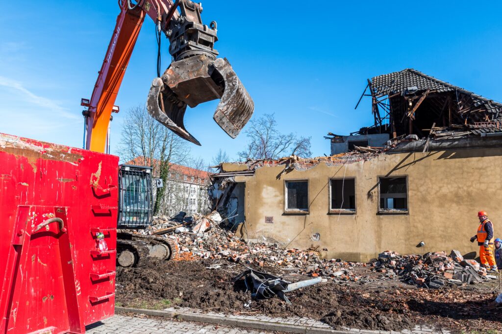 Riesige Baggerschaufel reißt das ehemalige Früchenhaus in kleine Stücke