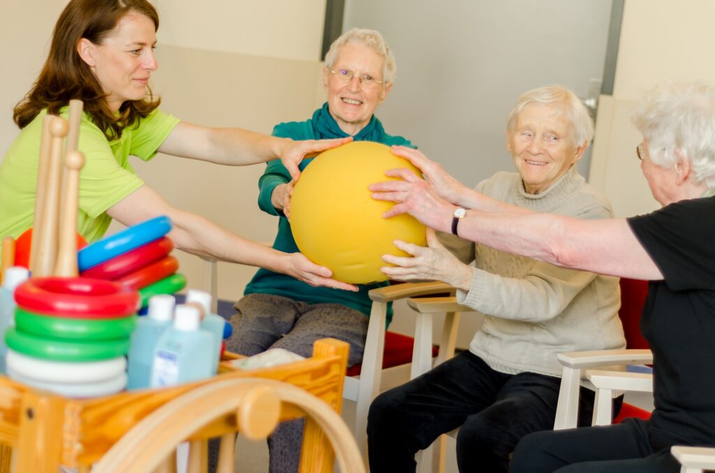 Physiotherapie mit Ball und Patientinnen der Geriatrie