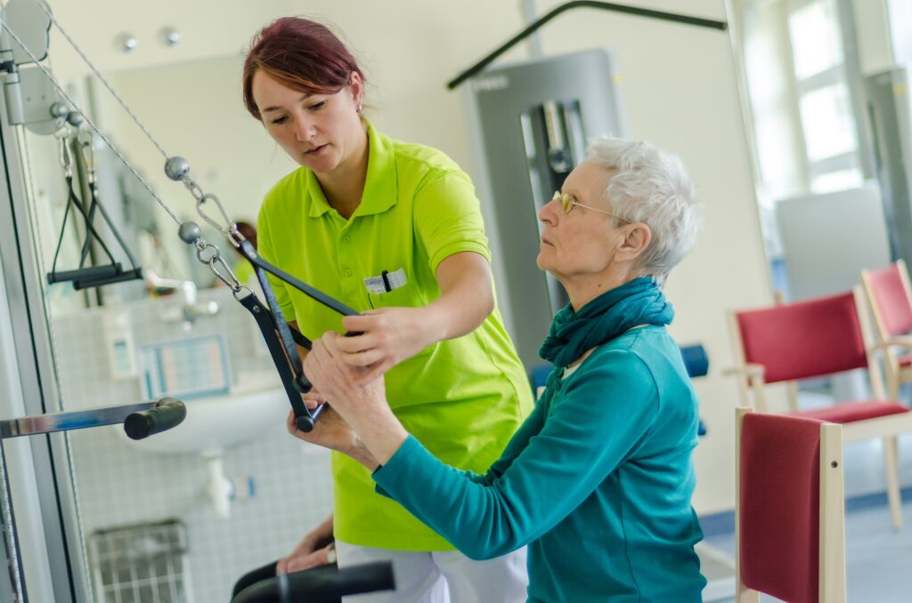 Patientin trainiert in der Reha