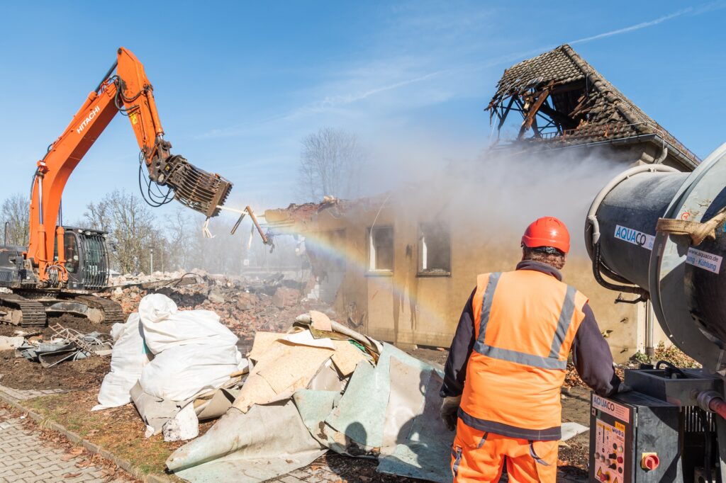 Schutzwand aus Wasser verhindert die Ausbreitung vom Staub während des Abrisses