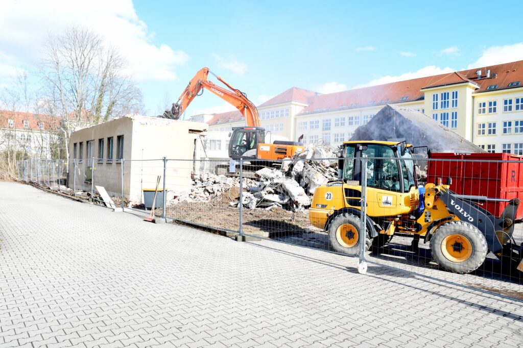 Mehrere Bagger sind beim Abriss des ehemaligen Frühchenhauses im Einsatz