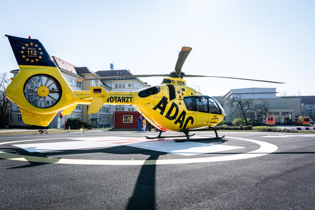 ADAC Hubschrauber landet auf Helikopterlandeplatz im Sana Klinikum Borna