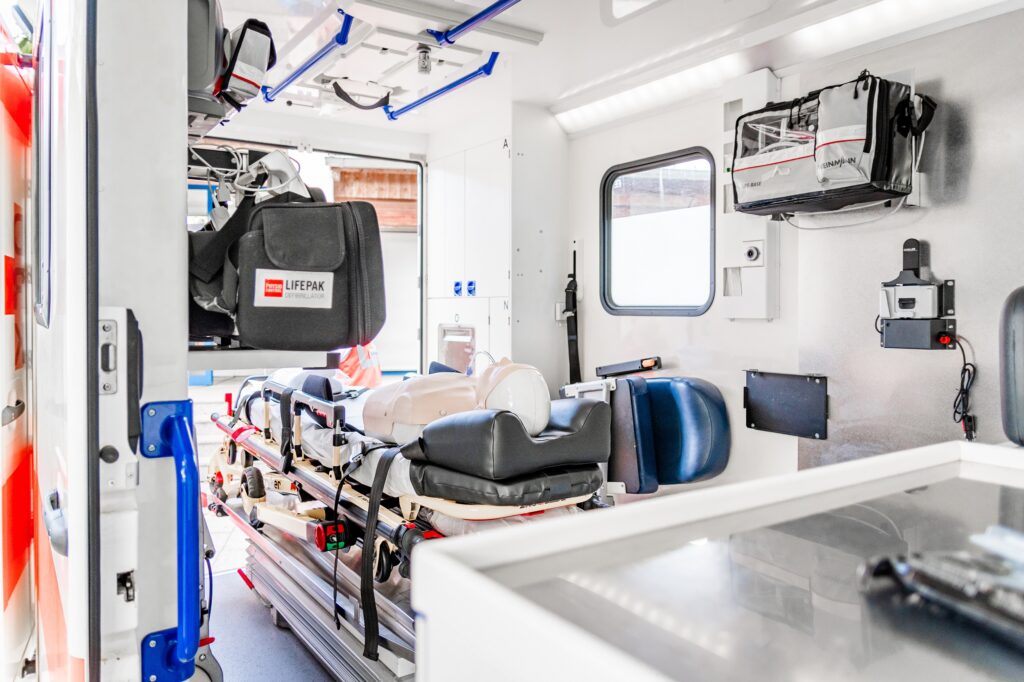 Krankenwagen von Innen mit Trage