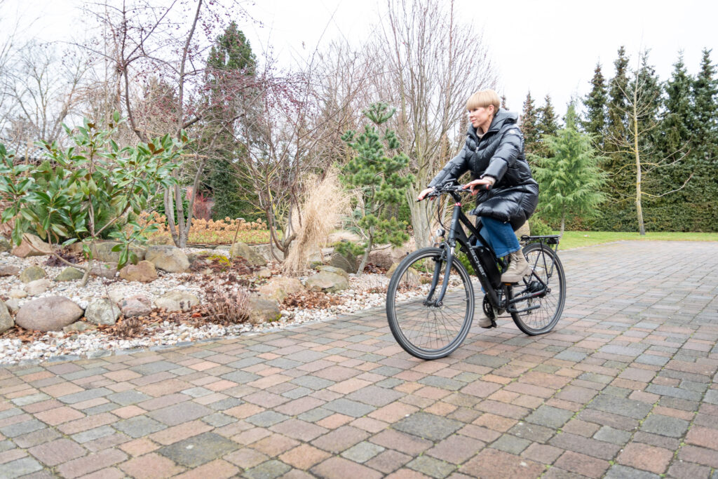 Patientin Jane Gonschior kann endlich wieder mit dem Fahrrad unterwegs sein.