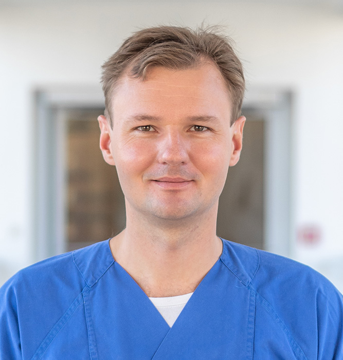 Das Bild zeigt Herrn Dr. med. Marcus Hitzschke, Oberarzt der Klinik für Innere Medizin des Sana Klinikums Borna im Portrait.